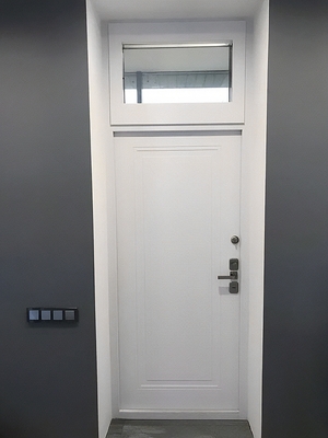 Белая дверь с остеклением сверху Белая дверь с остеклением сверху