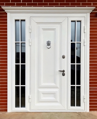 Коттеджная дверь с карнизом