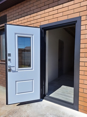 Остекленная дверь с терморазрывом Остекленная дверь с терморазрывом